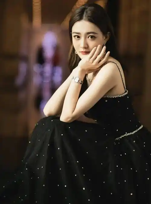 女星徐璐时尚写真:靓丽迷人,眉清目秀