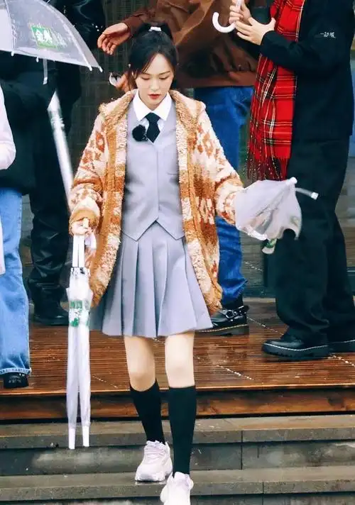 唐嫣学院风造型路透百褶短裙搭配针织衫青春又显活力