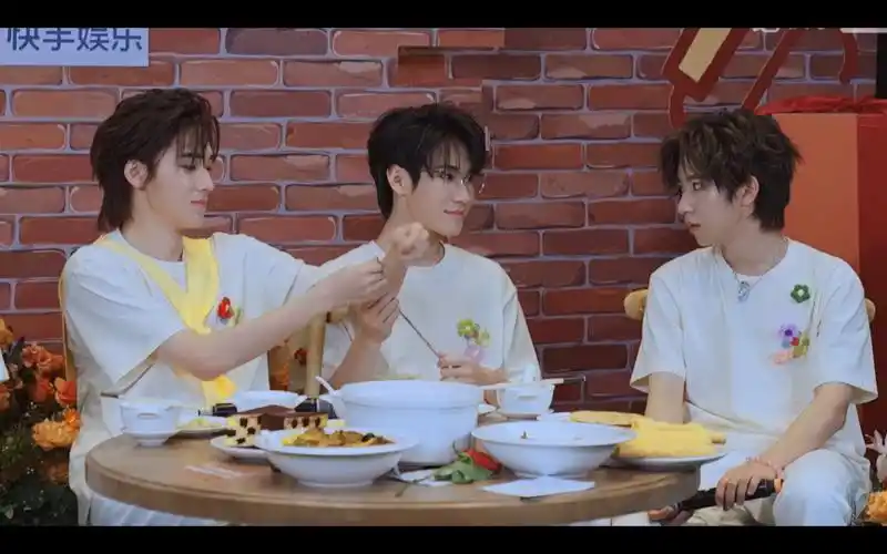 粉丝说要看翔霖做我的猫,严浩翔贺峻霖的表情亮了,贺峻霖-你看我要笑