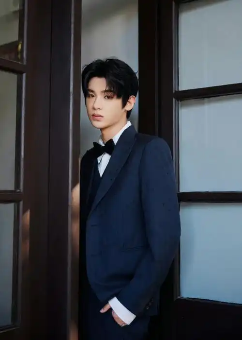 黄明昊丝绸之路国际电影节志愿者推广大使#西装三件套好贵气好帅频哪