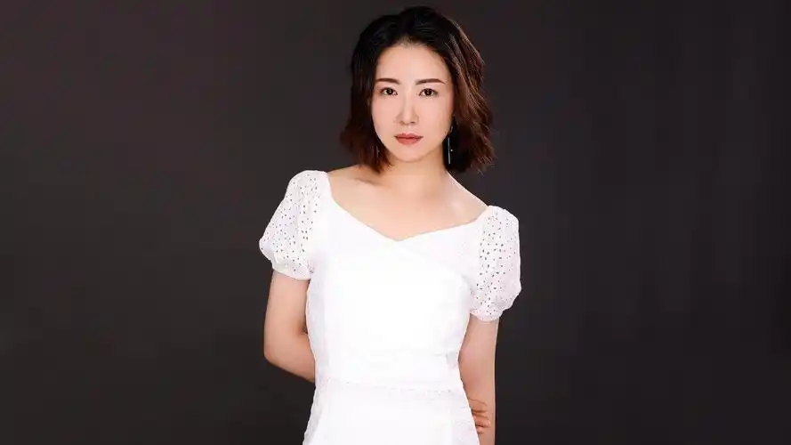 花僮只有听歌是人最懂我一个人在唱着那熟悉的歌