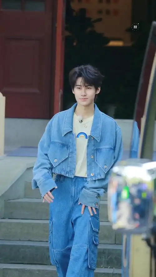 今日星拍放送##张真源牛仔套装跑男上班路透
