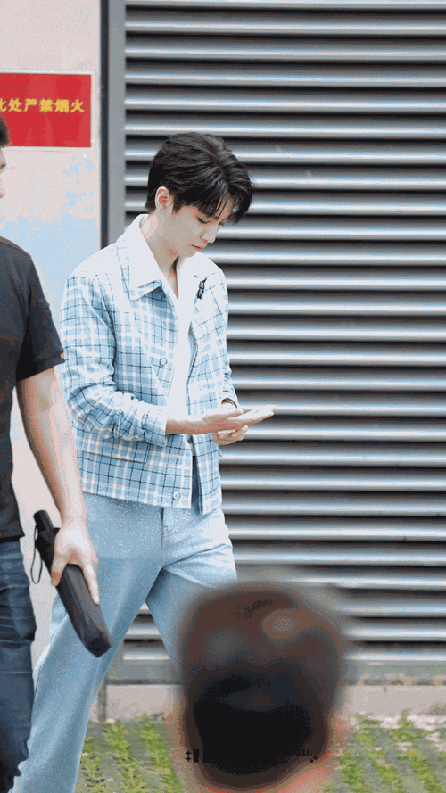 王俊凯清爽蓝色系穿搭##王俊凯到达长沙录hi6