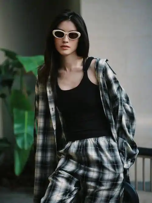 名模何穗分享新写真,有保守,休闲和香艳的服饰,你喜欢哪款