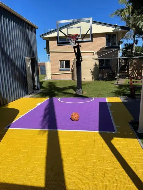 后院安装篮球场