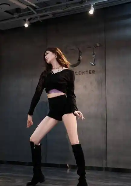 江疏影大放福利!黑衣短裤性感热舞,女团c位出道吧_身材_实力派_双腿