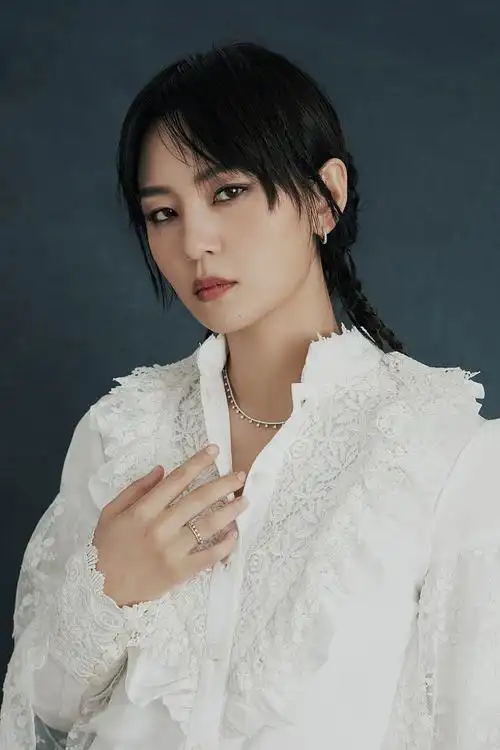 周笔畅白色蕾丝衬衫优雅范个性脏辫发饰添酷拽魅力