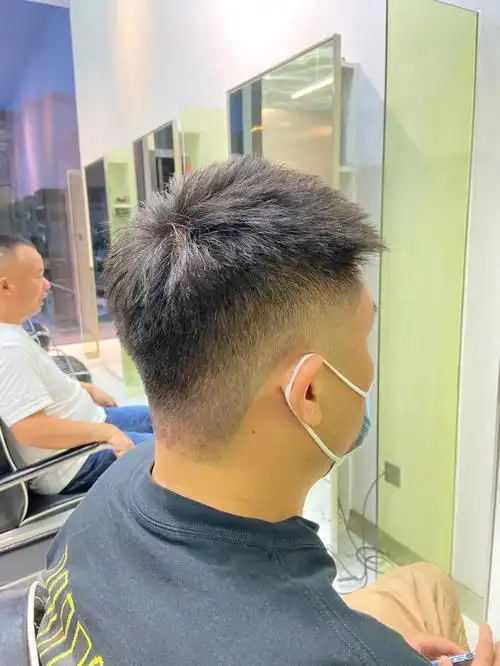 适合夏天的短发,两侧局部渐变#深圳前刺发型  #前刺发型  #男生短发