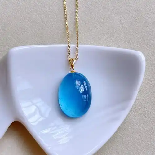 海蓝宝是一种珍贵的宝石,其档次属于高端宝石之列