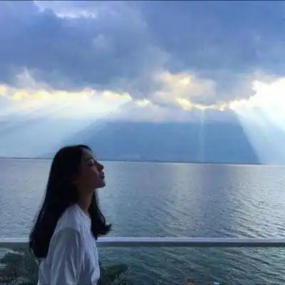 看海头像女生优雅背影 女生最新蓝色海边头像