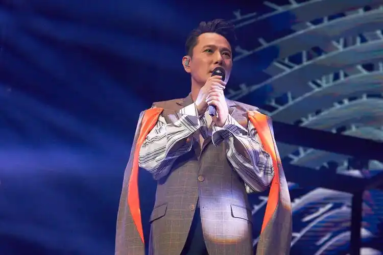 张信哲"未来式"巡演成都开唱 李伯清现身观众席