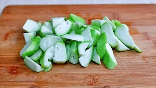 丝瓜炒鸡蛋,丝瓜去皮,洗干净,切菱形块.