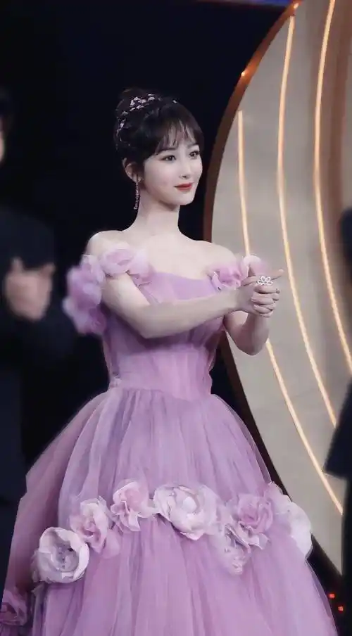 微博之夜:贾玲"坐"杨紫腿上说自己飘轻,沈腾刚成团就偶像"失格"