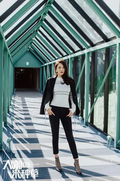 陈乔恩西装温柔演绎法 简约优雅洋溢秋日浪漫