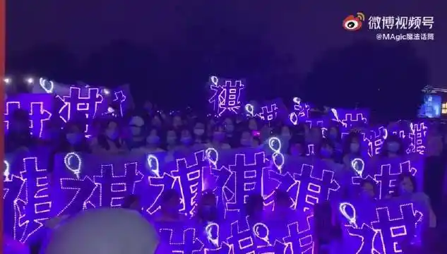 马嘉祺快本录制下班粉丝应援 马芙们唱《我爱你》