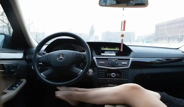 老款奔驰e不失知性与优雅,媳妇儿亲自上阵,多多指教