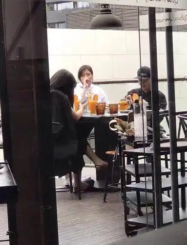 豆得儿心甘情愿卖笑容