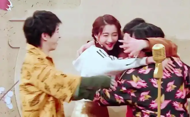 华晨宇拥抱关晓彤看到手的位置网友鹿晗酸了