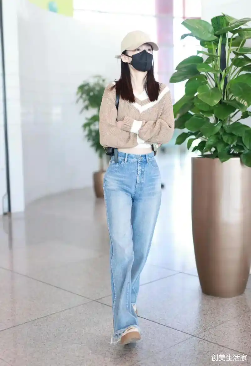 李沁机场私服路透,短款毛衣配直筒高腰牛仔裤,高挑时尚又性感