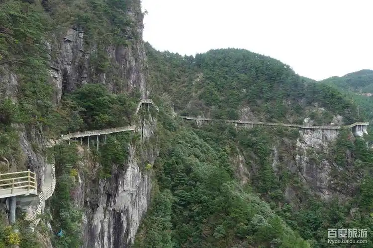 (明月山)地处湘赣边界的罗霄山脉北段,位于宜春市中心城西南15千米处