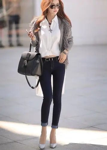 牛仔裤小姐姐的穿着青春个性,搭配高跟鞋气度不凡,增加整体时尚感