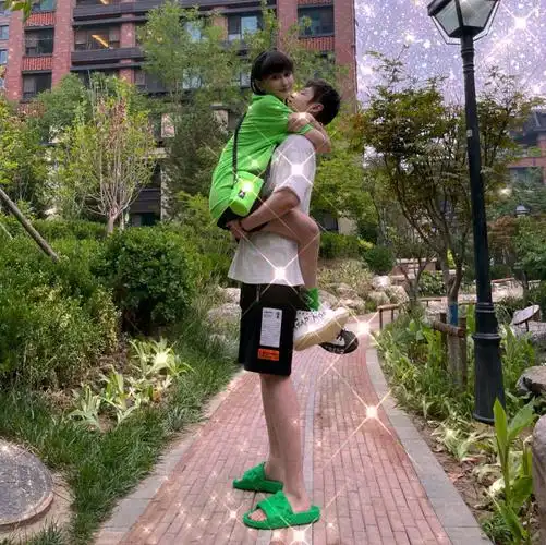 赵本山女儿球球与男友甜蜜拥抱秀恩爱我们会一直到老