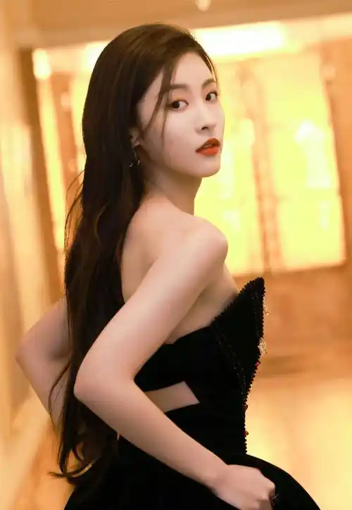 孙芮穿黑色抹胸长裙御姐气场全开,身材火辣性感 美艳优雅又高贵