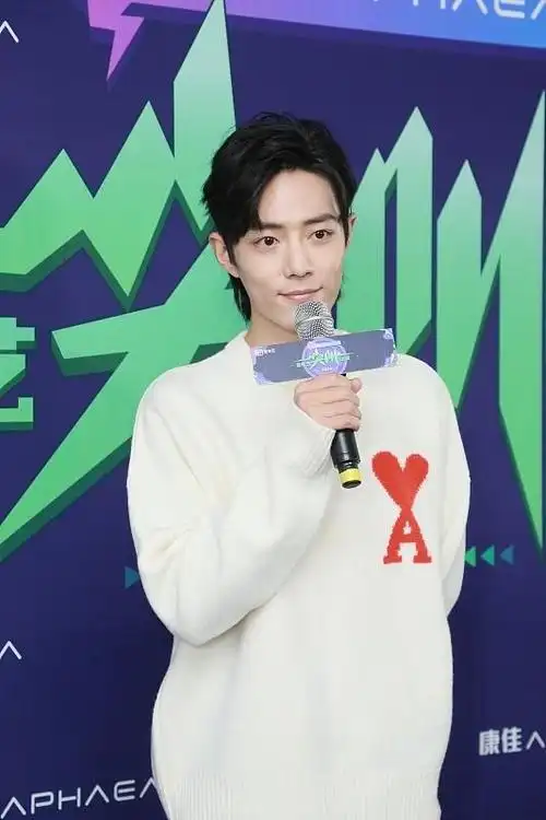 肖战生图状态也不差,身穿"白色爱心毛衣"好帅气,像个大学生