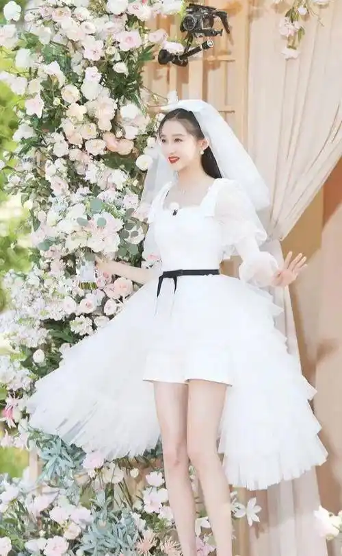 短裤 关晓彤穿婚纱了!前短后长看呆众人,网友纷纷喊话鹿晗赶紧结婚