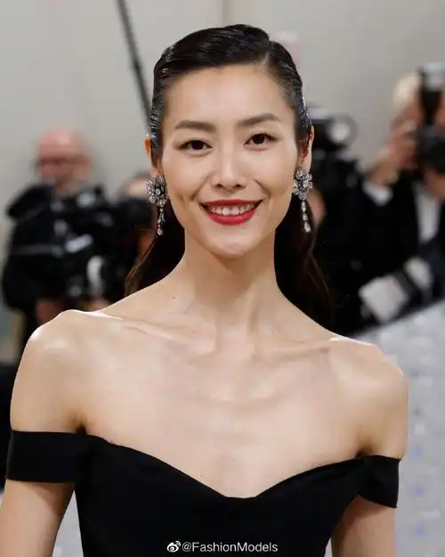 gala#的中国超模@刘雯选择了tory burch 特别定制的黑白露肩礼服,携手