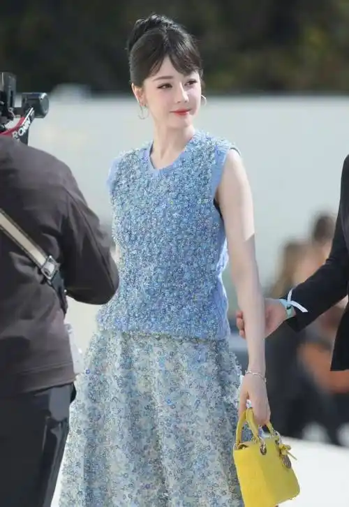 迪丽热巴惊艳巴黎!"真人芭比"造型引全网热议