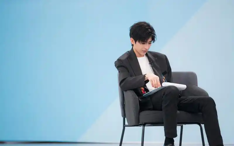 电脑壁纸 明星 大陆明星 蔡徐坤时尚帅气黑色西装诱人写真