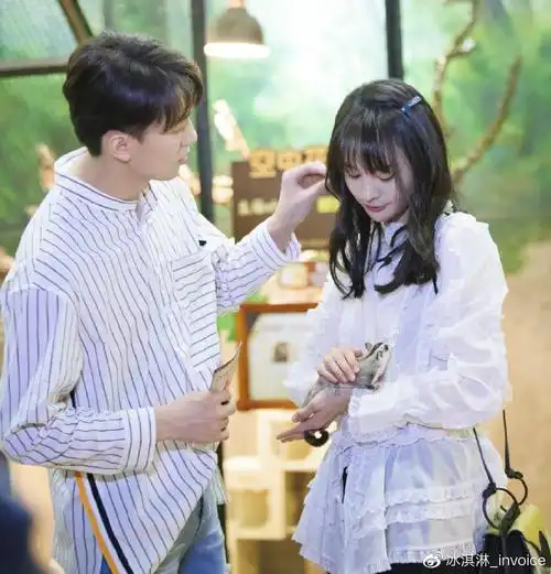 张恒父亲节分享幸福时刻,却透露出还有郑爽黑料,郑爽近况曝光令人担