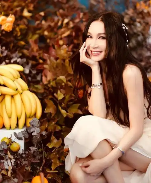 "最美妲己"温碧霞:17岁为艺术献身引争议,34岁嫁入"豪门"