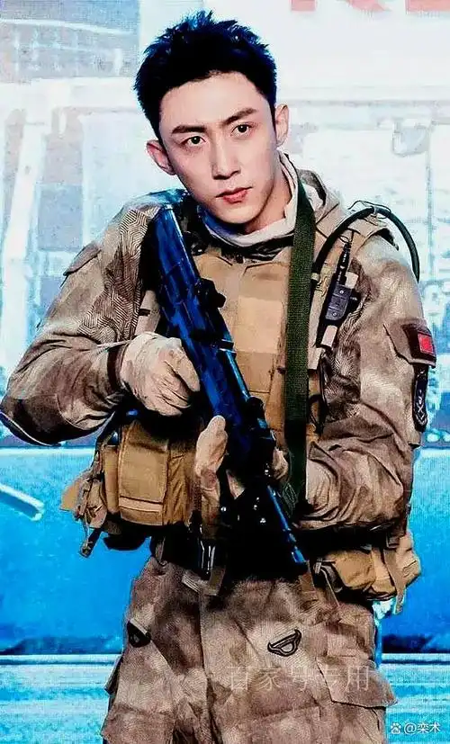 《雪迷宫》中,一位特种兵兼警察的角色由黄景瑜出演,他的坚毅硬朗和