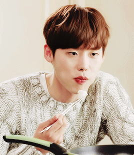 帅哥型男欧巴阳光迷人李钟硕吃东西gif动图_动态图_表情包下载_soogif