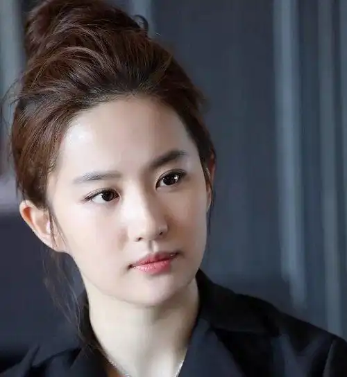 刘亦菲丸子头精致迷人网友完美的发际线望而却步叹为观止