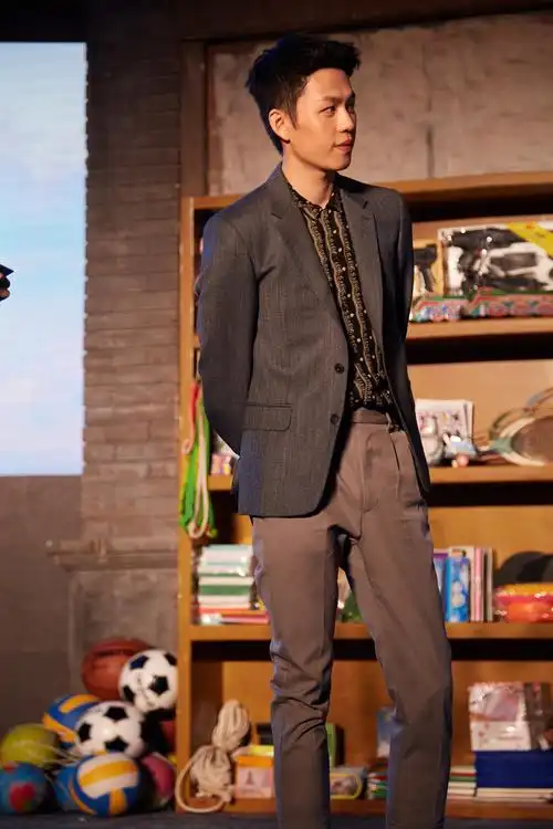 李鸿其"穿越"亮相《解忧》发布会 角色成该片最大泪点