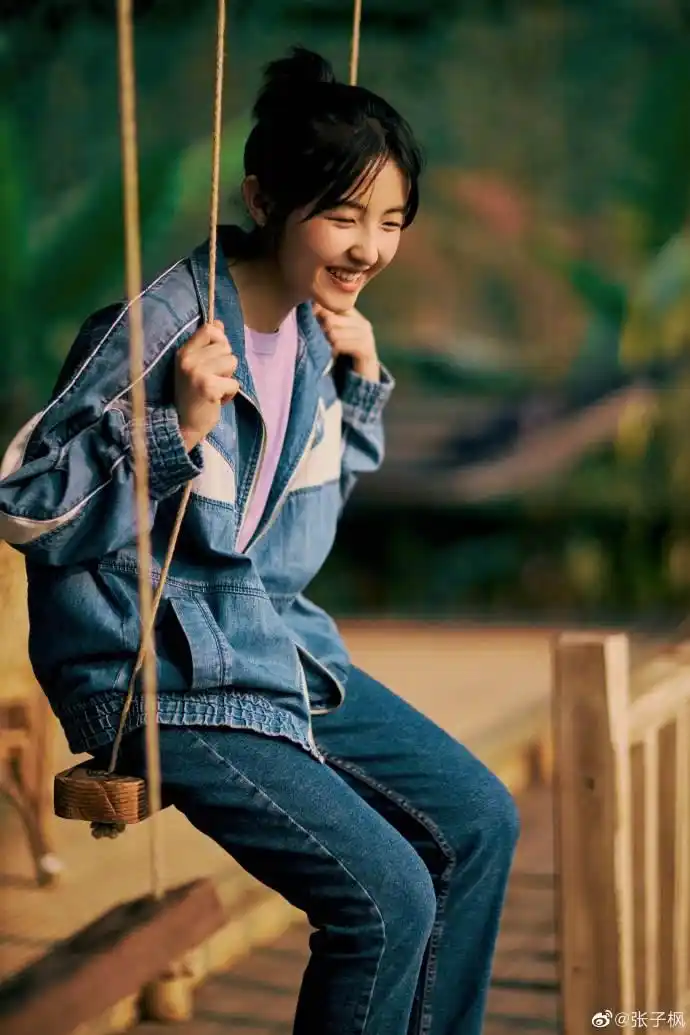 张子枫漫步云南变文艺少女荡秋千灿笑尽显童心