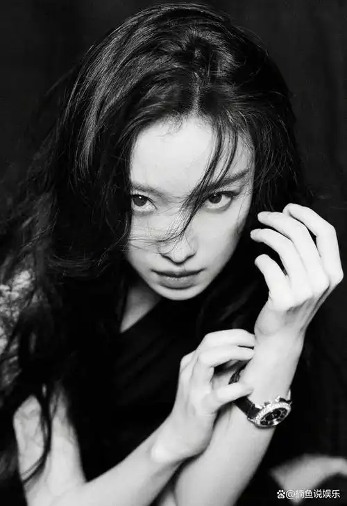 倪妮作为娱乐圈的气质女神,一直都很有曝光度,长相高级,身材高挑,不管