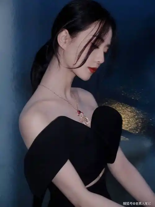 刘诗诗戛纳造型出来了,金鱼项链红唇黑裙,一如既往的优雅迷人_黑色