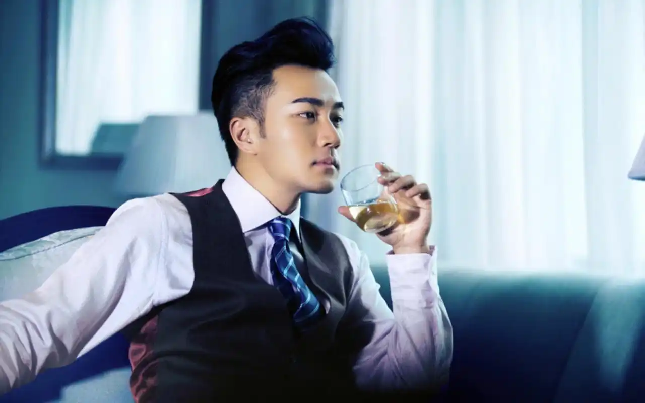 原创暖爸刘恺威接女儿放学小糯米脸型颇像儿时杨幂