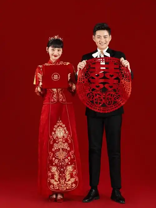 照的沉闷中式秀禾与西装搭配浓郁的大红色背景喜庆的中式婚嫁元素配合