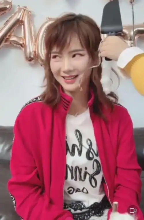 让人不禁想起来lucky在节目里对李承铉的那一白眼,简直是一模一样呀