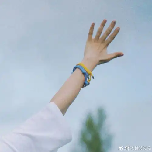 谭松韵小清新风随拍##谭松韵比耶背影随拍