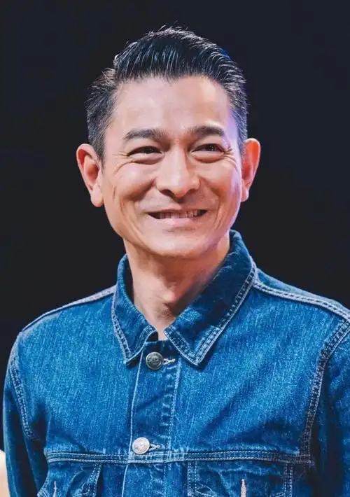 刘德华在照片中展现出与我原有印象完全不同的形象:不仅头发已经斑白