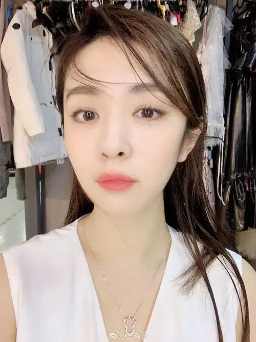 王晓晨化身出水芙蓉水嫩肌肤展少女肌