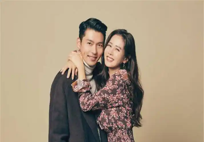 玄彬孙艺珍恋爱了!一起牵手去超市,关系甜蜜令人羡慕._情侣_感情_合作