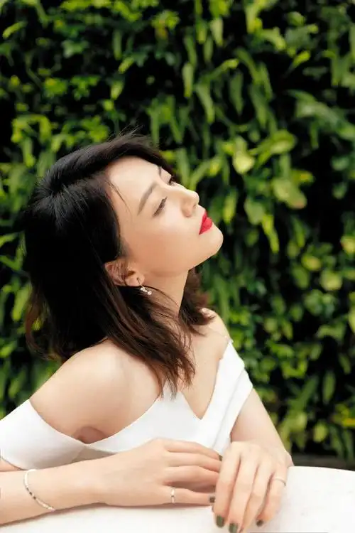 高圆圆穿白色一字肩连衣裙妆容精致气质优雅