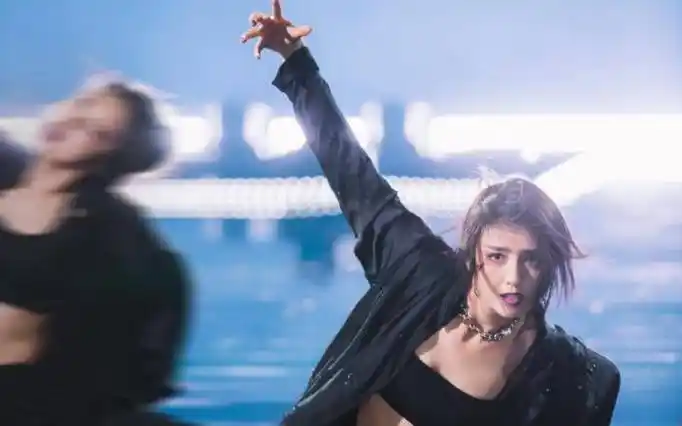 原创佟丽娅穿黑色露脐吊带背心跳舞眼神透着自信浑身散发光芒时尚气质